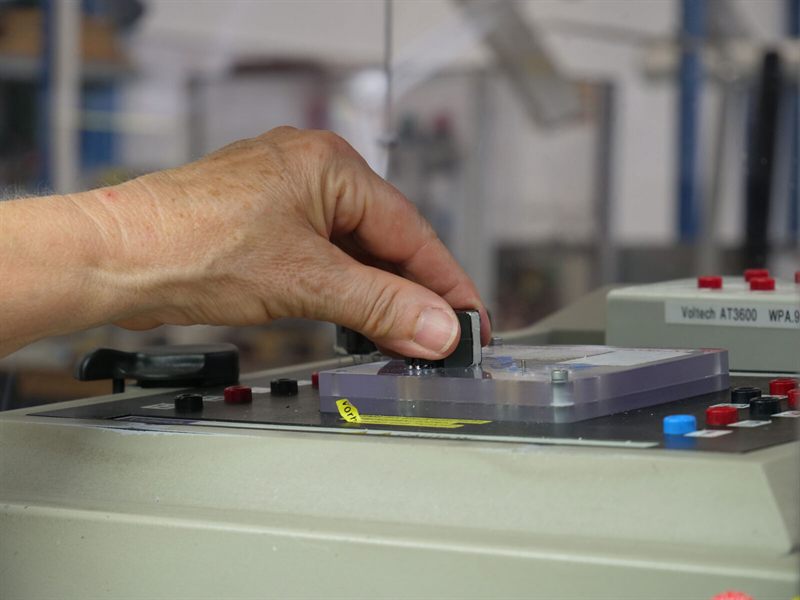 Elektrische Serienprüfung eines Wickelbauteils am automatischen Prüfsystem in der STEGER-Fertigung