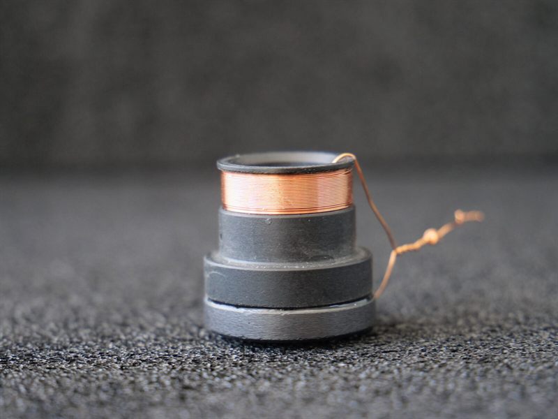 Kleine Magnetspule mit Kupferwicklung auf schwarzem Spulenkörper, gefertigt nach Kundenzeichnung